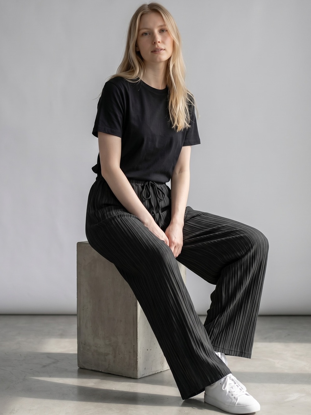 Women's Black Pleated Wide-Leg Pull-On Pants - Picture 3 of 4